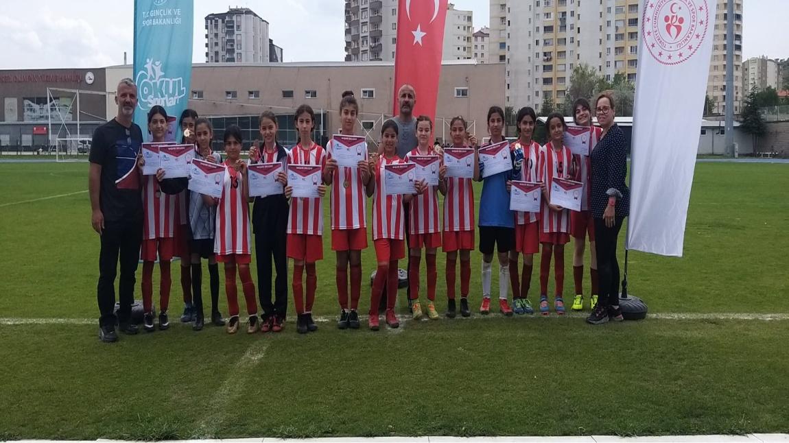 Mithatpaşa Ortaokulu Küçük Kız Futbol Takımı